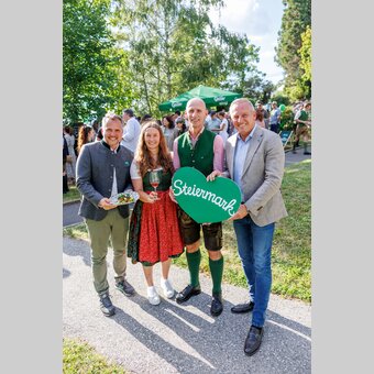 von links: STG-Geschäftsführer Michael Feiertag, Stefanie Leitner (Weingut Leitner, Ilztal), Landesrat Willibald Ehrenhöfer und Landeshauptmann Mario Kunasek eröffnen nicht nur die Grüne Nacht, sondern die Urlaubssaison in der Steiermark. | © STG | Erwin Scheriau