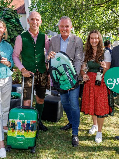 von links: Claudia Rossbacher (Steirer-Krimiautorin), Landesrat Willibald Ehrenhöfer, Landeshauptmann Mario Kunasek, Stefanie Leitner (Weingut Leitner, Ilztal) und STG-Geschäftsführer Michael Feiertag eröffnen nicht nur die Grüne Nacht, sondern die Urlaubssaison in der Steiermark. | © STG | Erwin Scheriau