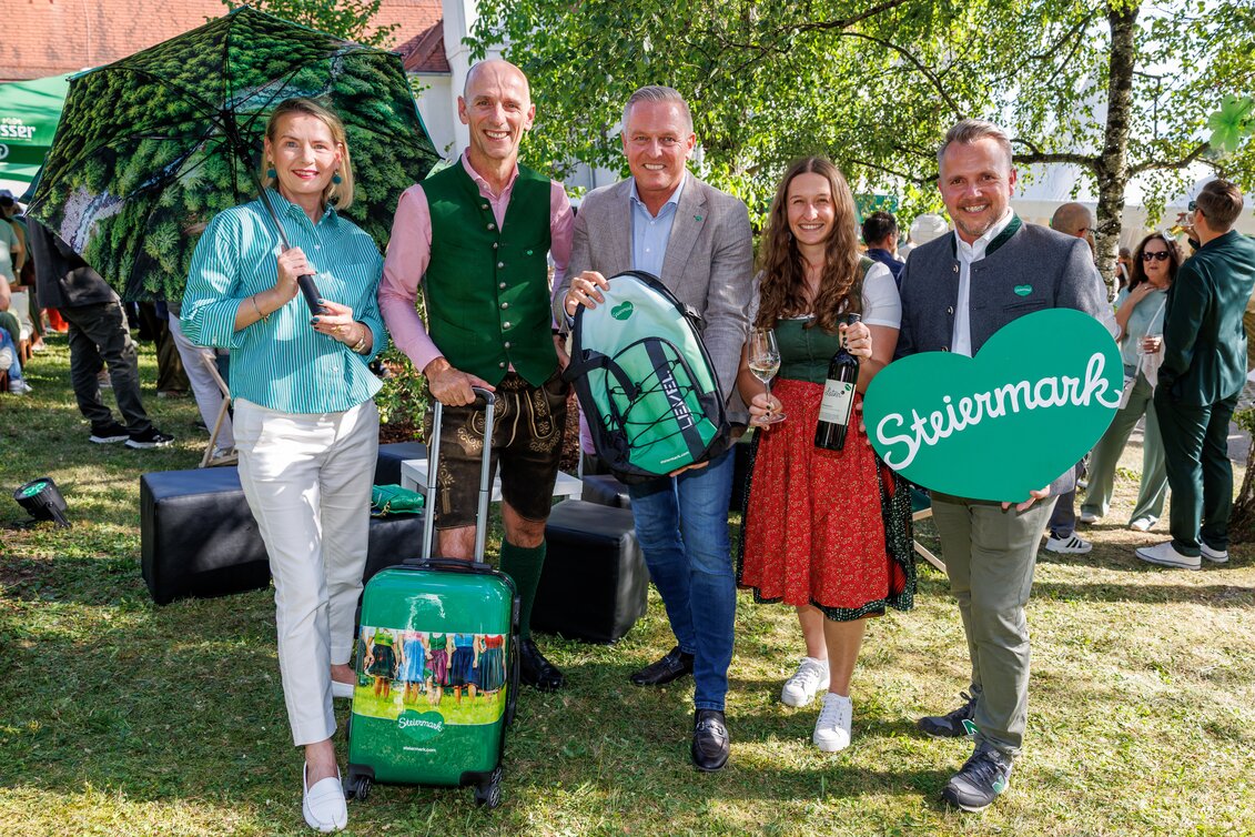 von links: Claudia Rossbacher (Steirer-Krimiautorin), Landesrat Willibald Ehrenhöfer, Landeshauptmann Mario Kunasek, Stefanie Leitner (Weingut Leitner, Ilztal) und STG-Geschäftsführer Michael Feiertag eröffnen nicht nur die Grüne Nacht, sondern die Urlaubssaison in der Steiermark. | © STG | Erwin Scheriau