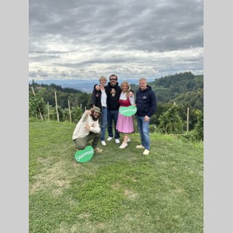 von links Rapper Sebastian „Curly“ Moser, Sarina Schneeberger/Weingut und Buschenschank Schneeberger, Sommelier Willi Schlögl, Beatrix Drennig/Kogel 3 und Christian Zach/Die Weinbank in der Südsteiermark | © STG