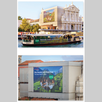 Italien: Vaporetto-Verkehr am Canal Grande und prominente Werbefläche „Maxiaffissione Chiese degli Scalzi“ direkt gegenüber dem Bahnhof Venezia Santa Lucia