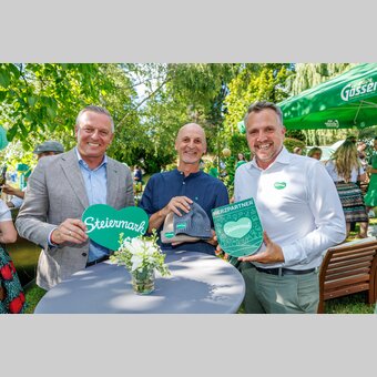Millionenfach wird das Grüne Herz von den Markenkooperationspartnern kommuniziert – zur Stärkung des Grünen Herzes wie der Unternehmen: von links Landeshauptmann Mario Kunasek, Marken-Partner Christian Gritsch für Eisbär und STG-Geschäftsführer Michael Feiertag | © STG | Erwin Scheriau