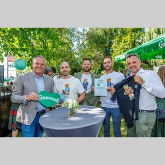 Millionenfach wird das Grüne Herz von den Markenkooperationspartnern kommuniziert – zur Stärkung des Grünen Herzes wie der Unternehmen: von links Landeshauptmann Mario Kunasek, Marken-Partner Niklas Daum und Team von Baron Filou und STG-Geschäftsführer Michael Feiertag | © STG | Erwin Scheriau
