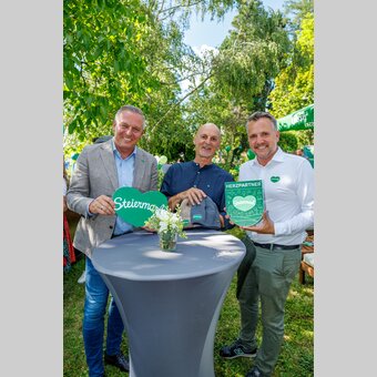 Millionenfach wird das Grüne Herz von den Markenkooperationspartnern kommuniziert – zur Stärkung des Grünen Herzes wie der Unternehmen: von links Landeshauptmann Mario Kunasek, Marken-Partner Christian Gritsch für Eisbär und STG-Geschäftsführer Michael Feiertag | © STG | Erwin Scheriau