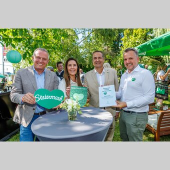 Millionenfach wird das Grüne Herz von den Markenkooperationspartnern kommuniziert – zur Stärkung des Grünen Herzes wie der Unternehmen: von links Landeshauptmann Mario Kunasek, Marken-Partner Susanne Urschler und Geschäfstführer Christoph Ludwig vom Styrian Food Hub und STG-Geschäftsführer Michael Feiertag  | © STG | Erwin Scheriau