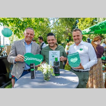 Millionenfach wird das Grüne Herz von den Markenkooperationspartnern kommuniziert – zur Stärkung des Grünen Herzes wie der Unternehmen: von links Landeshauptmann Mario Kunasek, Marken-Partner Markus Leingruber von Steirerbitter und STG-Geschäftsführer Michael Feiertag  | © STG | Erwin Scheriau