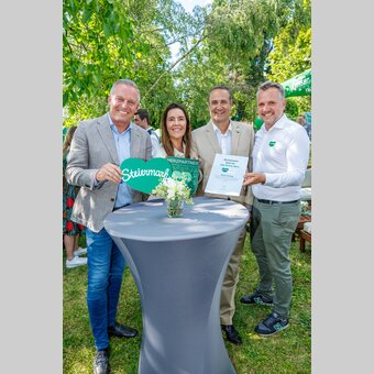 Millionenfach wird das Grüne Herz von den Markenkooperationspartnern kommuniziert – zur Stärkung des Grünen Herzes wie der Unternehmen: von links Landeshauptmann Mario Kunasek, Marken-Partner Susanne Urschler und Geschäfstführer Christoph Ludwig vom Styrian Food Hub und STG-Geschäftsführer Michael Feiertag  | © STG | Erwin Scheriau