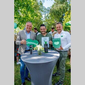 Millionenfach wird das Grüne Herz von den Markenkooperationspartnern kommuniziert – zur Stärkung des Grünen Herzes wie der Unternehmen: von links Landeshauptmann Mario Kunasek, Marken-Partner Markus Leingruber von Steirerbitter und STG-Geschäftsführer Michael Feiertag  | © STG | Erwin Scheriau