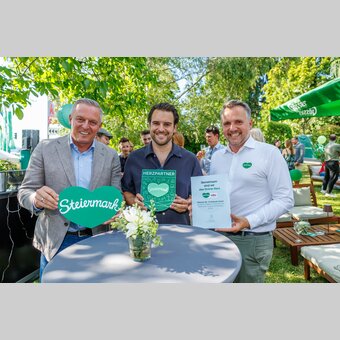 Millionenfach wird das Grüne Herz von den Markenkooperationspartnern kommuniziert – zur Stärkung des Grünen Herzes wie der Unternehmen: von links Landeshauptmann Mario Kunasek, Marken-Partner Gabriel Buchmann von Messner und STG-Geschäftsführer Michael Feiertag  | © STG | Erwin Scheriau