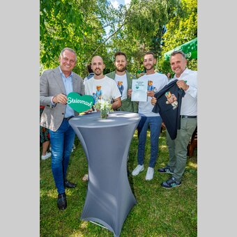 Millionenfach wird das Grüne Herz von den Markenkooperationspartnern kommuniziert – zur Stärkung des Grünen Herzes wie der Unternehmen: von links Landeshauptmann Mario Kunasek, Marken-Partner Niklas Daum und Team von Baron Filou und STG-Geschäftsführer Michael Feiertag | © STG | Erwin Scheriau