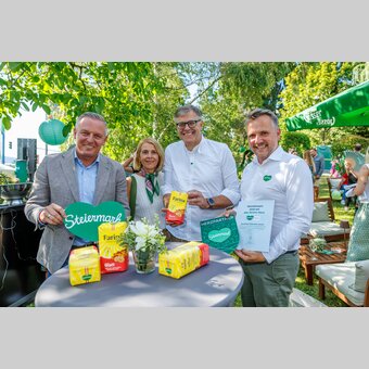 Millionenfach wird das Grüne Herz von den Markenkooperationspartnern kommuniziert – zur Stärkung des Grünen Herzes wie der Unternehmen: von links Landeshauptmann Mario Kunasek, Marken-Partner Bernhard Gitl von Farina mit Gattin und STG-Geschäftsführer Michael Feiertag  | © STG | Erwin Scheriau