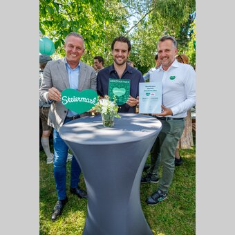 Millionenfach wird das Grüne Herz von den Markenkooperationspartnern kommuniziert – zur Stärkung des Grünen Herzes wie der Unternehmen: von links Landeshauptmann Mario Kunasek, Marken-Partner Gabriel Buchmann von Messner und STG-Geschäftsführer Michael Feiertag  | © STG | Erwin Scheriau