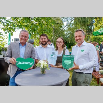 Millionenfach wird das Grüne Herz von den Markenkooperationspartnern kommuniziert – zur Stärkung des Grünen Herzes wie der Unternehmen: von links Landeshauptmann Mario Kunasek, Marken-Partner Julia Farmer-Rabensteiner mit Gatten und STG-Geschäftsführer Michael Feiertag  | © STG | Erwin Scheriau
