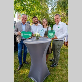 Millionenfach wird das Grüne Herz von den Markenkooperationspartnern kommuniziert – zur Stärkung des Grünen Herzes wie der Unternehmen: von links Landeshauptmann Mario Kunasek, Marken-Partner Julia Farmer-Rabensteiner mit Gatten und STG-Geschäftsführer Michael Feiertag  | © STG | Erwin Scheriau