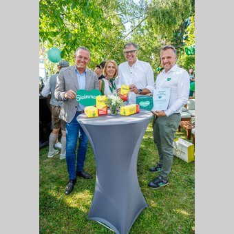 Millionenfach wird das Grüne Herz von den Markenkooperationspartnern kommuniziert – zur Stärkung des Grünen Herzes wie der Unternehmen: von links Landeshauptmann Mario Kunasek, Marken-Partner Bernhard Gitl von Farina mit Gattin und STG-Geschäftsführer Michael Feiertag  | © STG | Erwin Scheriau