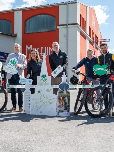 Radpilgern nach Mariazell; Gruppe von links: Elisabeth Zienitzer (WEGES), BM Karl Rudischer, Ute Gurdet (GF TV Hochsteiermark), Nino Contini (Vorsitzender TV Hochsteiermark), Michael Feiertag (GF Steiermark Tourismus), Markus Pekoll (Radkoordinator Land Steiermark) und Silvia Sarcletti (WEGES) | © TV Hochsteiermark | Ekaterina Paller