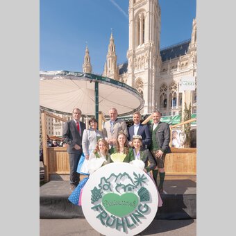 Gruppe klein, von links: Landtagspräsident Wien Christian Meidlinger, Landeshauptmann-Vize Manuela Khom, Landeshauptmann Mario Kunasek, Bundesminister Wolfgang Hattmannsdorfer und STG-Geschäftsführer Michael Feiertag, mit den Hoheiten Dachstein, Wein und Narzisse. | © STG | Rene Strasser