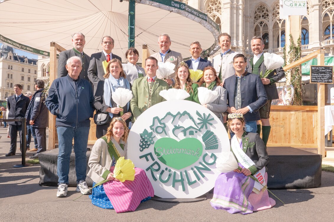 Gruppe groß, von links: Landtagspräsident Steiermark Gerald Deutschmann, Landtagspräsident Wien Christian Meidlinger, Landeshauptmann-Vize Manuela Khom, Landeshauptmann Mario Kunasek, Bundesminister Wolfgang Hattmannsdorfer, Landesrat Karlheinz Kornhäusl und STG-Geschäftsführer Michael Feiertag,  Motorsport-Legende und Hotelier Helmut Marko, Staatssekretärin Barbara Eibinger-Miedl, Landesrat Stefan Hermann, Weinkönigin, Landesrätin Claudia Holzer, Landesrat Hannes Amesbauer mit Dachstein- und Narzissenhoheit. | © STG | Rene Strasser
