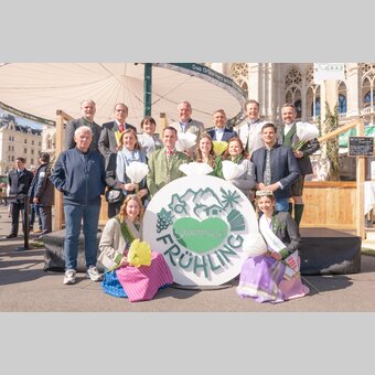 Gruppe groß, von links: Landtagspräsident Steiermark Gerald Deutschmann, Landtagspräsident Wien Christian Meidlinger, Landeshauptmann-Vize Manuela Khom, Landeshauptmann Mario Kunasek, Bundesminister Wolfgang Hattmannsdorfer, Landesrat Karlheinz Kornhäusl und STG-Geschäftsführer Michael Feiertag,  Motorsport-Legende und Hotelier Helmut Marko, Staatssekretärin Barbara Eibinger-Miedl, Landesrat Stefan Hermann, Weinkönigin, Landesrätin Claudia Holzer, Landesrat Hannes Amesbauer mit Dachstein- und Narzissenhoheit. | © STG | Rene Strasser