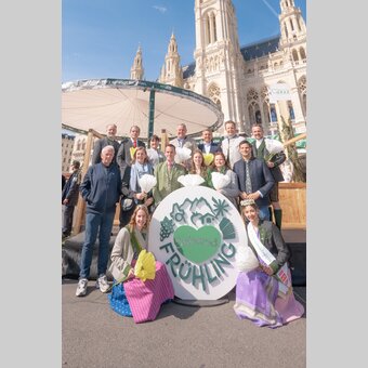 Gruppe groß, von links: Landtagspräsident Steiermark Gerald Deutschmann, Landtagspräsident Wien Christian Meidlinger, Landeshauptmann-Vize Manuela Khom, Landeshauptmann Mario Kunasek, Bundesminister Wolfgang Hattmannsdorfer, Landesrat Karlheinz Kornhäusl und STG-Geschäftsführer Michael Feiertag,  Motorsport-Legende und Hotelier Helmut Marko, Staatssekretärin Barbara Eibinger-Miedl, Landesrat Stefan Hermann, Weinkönigin, Landesrätin Claudia Holzer, Landesrat Hannes Amesbauer mit Dachstein- und Narzissenhoheit. | © STG | Rene Strasser