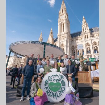 Gruppe groß, von links: Landtagspräsident Steiermark Gerald Deutschmann, Landtagspräsident Wien Christian Meidlinger, Landeshauptmann-Vize Manuela Khom, Landeshauptmann Mario Kunasek, Bundesminister Wolfgang Hattmannsdorfer, Landesrat Karlheinz Kornhäusl und STG-Geschäftsführer Michael Feiertag,  Motorsport-Legende und Hotelier Helmut Marko, Staatssekretärin Barbara Eibinger-Miedl, Landesrat Stefan Hermann, Weinkönigin, Landesrätin Claudia Holzer, Landesrat Hannes Amesbauer mit Dachstein- und Narzissenhoheit. | © RENE STRASSER     FOTOGRAFIE | RENE STRASSER