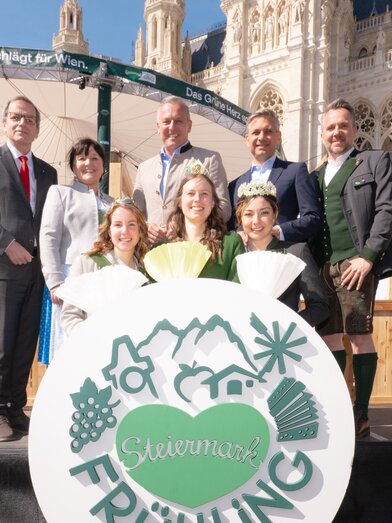 Gruppe klein, von links: Landtagspräsident Wien Christian Meidlinger, Landeshauptmann-Vize Manuela Khom, Landeshauptmann Mario Kunasek, Bundesminister Wolfgang Hattmannsdorfer und STG-Geschäftsführer Michael Feiertag, mit den Hoheiten Dachstein, Wein und Narzisse. | © STG | Rene Strasser