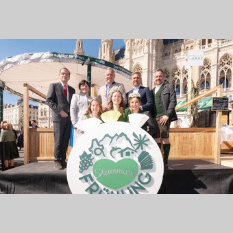 Gruppe klein, von links: Landtagspräsident Wien Christian Meidlinger, Landeshauptmann-Vize Manuela Khom, Landeshauptmann Mario Kunasek, Bundesminister Wolfgang Hattmannsdorfer und STG-Geschäftsführer Michael Feiertag, mit den Hoheiten Dachstein, Wein und Narzisse. | © STG | Rene Strasser