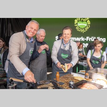 von links: Landeshauptmann Mario Kunasek, Motorsportlegende und Hotelier Helmut Marko, Landesrat Karlheinz Kornhäusl und Skirennläuferin Nici Schmidhofer | © STG | Rene Strasser