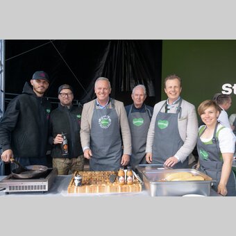 von links: Ribeye-Boys Nino Sifkovits und Robert Buchberger, Landeshauptmann Mario Kunasek, Motorsportlegende und Hotelier Helmut Marko, Landesrat Karlheinz Kornhäusl und Skirennläuferin Nici Schmidhofer | © STG | Rene Strasser