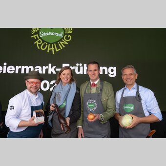von links: Andreas Krainer (Koch des Jahres 2026), Staatssekretärin Barbara Eibinger-Miedl, Landesrat Stefan Hermann und  Bundesminister Wolfgang Hattmannsdorfer | © STG | Rene Strasser