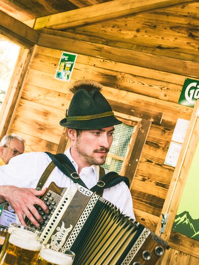 Musiker vor der Schladming-Hütte am Steiermark-Frühling | © WWW.WSI.AT | © WSI GmbH