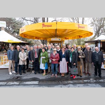 LH-Vize Manuela Khom und Josef Rieberer (geschäftsführender Vorstand Brauerei Murau) mittig, Murau-GF Lukas Bencsics (links außen) | © Land Steiermark | Klemens Majcan