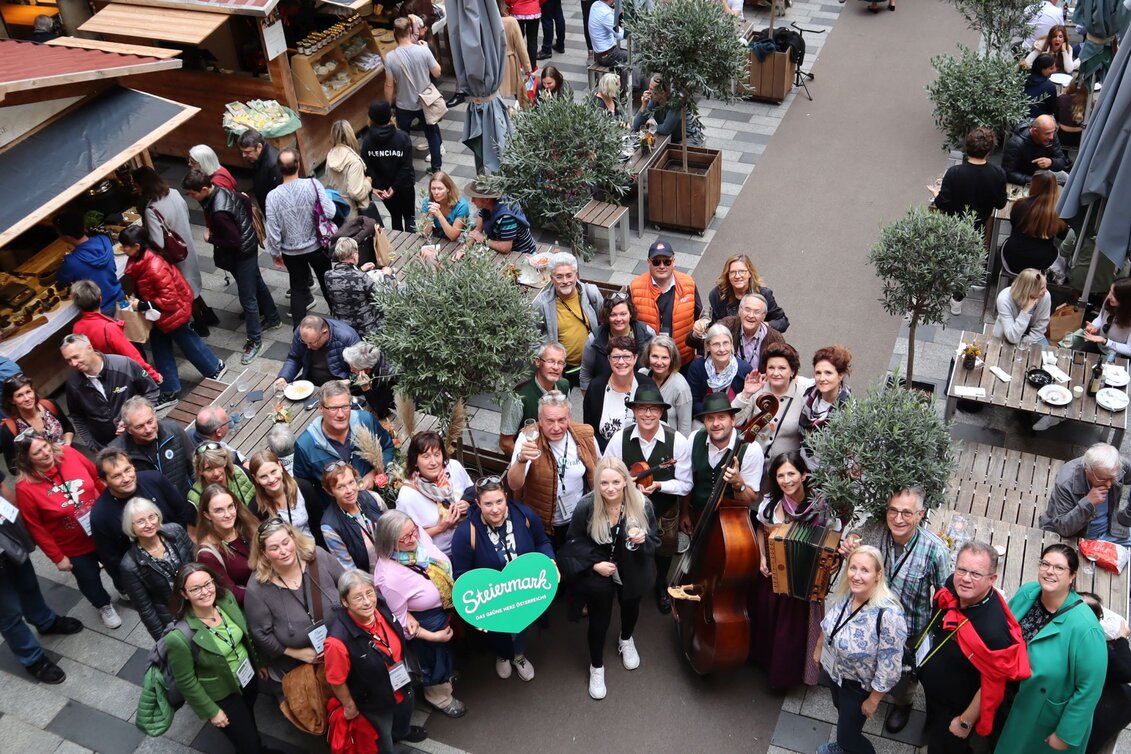 17 Reiseveranstalter aus 3 Ländern in Begleitung von Busreisen Steiermark, Steiermark Tourismus und Erlebnisregion Graz beim Trüffelmarkt in Graz. 