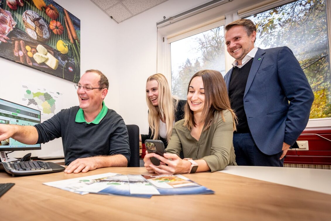 Große Freude beim Team der STG über eine neuerliche Auszeichnung des Gemeinschaftsprojektes steiermark.com mit den 11 Erlebnisregionen.  STG-GF Michael Feiertag mit „Digi-Team“. © Steiermark Tourismus / Jesse Streibl 