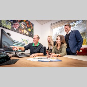 Große Freude beim Team der STG über eine neuerliche Auszeichnung des Gemeinschaftsprojektes steiermark.com mit den 11 Erlebnisregionen.  STG-GF Michael Feiertag mit „Digi-Team“. © Steiermark Tourismus / Jesse Streibl 