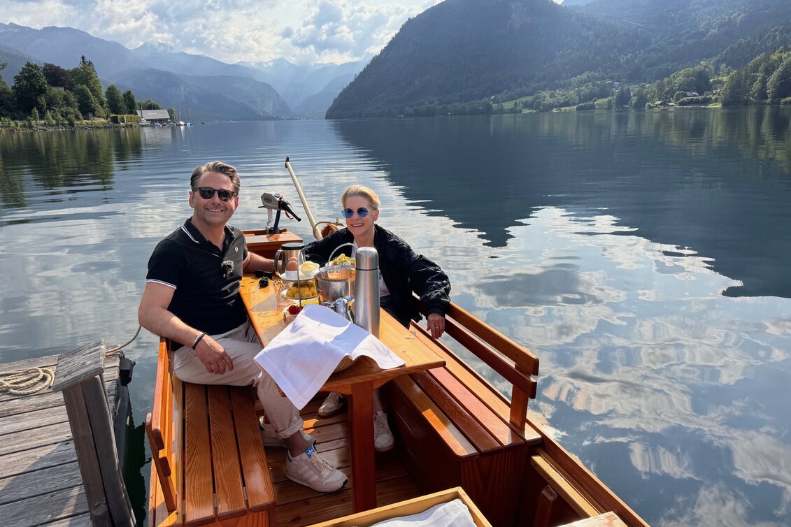Starköchin Cornelia Poletto und Moderator Dennis Wilms podcasten in der alpinen Steiermark. Hier beim Plättenfrühstück am Grundlsee. | © STG | Elisabeth Perl | © STG | Elisabeth Perl