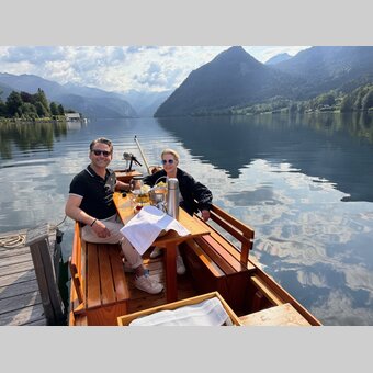Starköchin Cornelia Poletto und Moderator Dennis Wilms podcasten in der alpinen Steiermark. Hier beim Plättenfrühstück am Grundlsee. | © STG | Elisabeth Perl