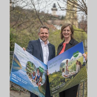 Tourismuslandesrätin Barbara Eibinger-Miedl und Michael Feiertag, GF Steirische Tourismus und Standortmarketing GmbH  | © STG | Jürgen Fuchs