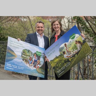 Tourismuslandesrätin Barbara Eibinger-Miedl und Michael Feiertag, GF Steirische Tourismus und Standortmarketing GmbH  | © STG | Jürgen Fuchs
