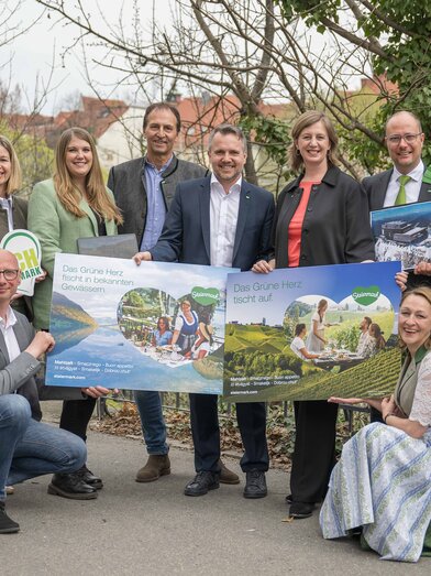 Tourismuslandesrätin Barbara Eibinger-Miedl, Michael Feiertag, GF Steirische Tourismus und Standortmarketing GmbH und die Erlebnisregionen | © STG | Jürgen Fuchs