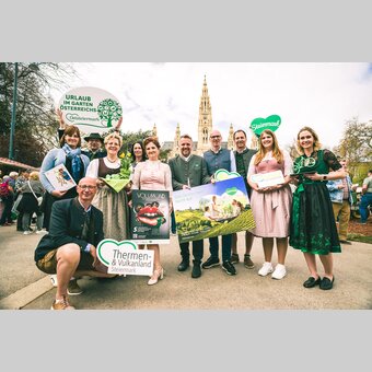 Jaqueline Egger (Gesäuse), Stefan Schindler (Oststeiermark), Evelyn Schweinzger (Südsteiermark), Barbara Abel (Schladming-Dachstein), Susanne Haubenhofer (Region Graz), Michael Feiertag (GF Steiermark Tourismus und Standortmarketing), Vors. Nino Contini (Erzberg Leoben), Hannah Tautscher (Murau), Claudia Bachler (Murtal) und sitzend Christian Contola (Thermen- & Vulkanland) | © STG | WSI Agentur