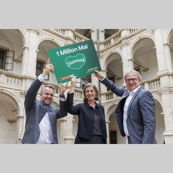 Michael Feiertag, LR Barbara Eibinger-Miedl und Christoph Holzer mit ganzem Herz für steirische Regionalität.  | Erwin Scheriau | © STG | Erwin Scheriau