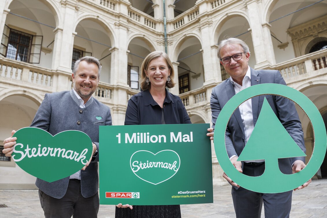 Michael Feiertag, LR Barbara Eibinger-Miedl und Christoph Holzer mit ganzem Herz für steirische Regionalität.  | © STG | Erwin Scheriau | Erwin Scheriau | © STG | Erwin Scheriau