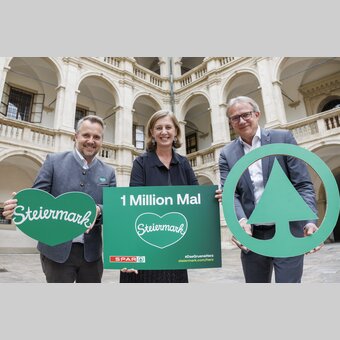 Michael Feiertag, LR Barbara Eibinger-Miedl und Christoph Holzer mit ganzem Herz für steirische Regionalität.  | Erwin Scheriau | © STG | Erwin Scheriau