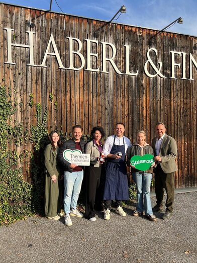 Conny Poletto bei Haberl & Fink: v.l.n.r. Jennifer Tauscher (Presse THUVL),  Dennis Wilms, Bettina Fink-Haberl, Hans-Peter Funk jun., Conny Poletto, Michael Feiertag. | © Thermen- und Vulkanland