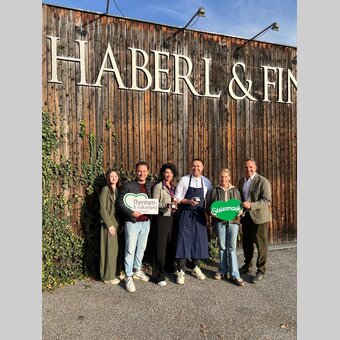 Conny Poletto bei Haberl & Fink: v.l.n.r. Jennifer Tauscher (Presse THUVL),  Dennis Wilms, Bettina Fink-Haberl, Hans-Peter Funk jun., Conny Poletto, Michael Feiertag. | © Thermen- und Vulkanland