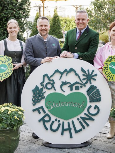 Von links:    Daniel Berchthaller (GF Reiteralm Bergbahnen), Isabella Painhapp (GF Erlebnisregion Murtal), Michael Feiertag (GF STG), Landeshauptmann Mario Kunasek, Susanne Haubenhofer (GF Erlebnisregion Graz) Josef Rieberer (geschäftsführender Vorstand Brauerei Murau) | © STG | Erwin Scheriau