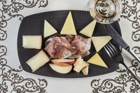 Mine Cheese_Ham Cheese Plate_Eastern Styria | © Almenland Stollenkäse