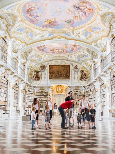 Kinderbesuch in der weltgrößten Klosterbibliothek | © Thomas Sattler