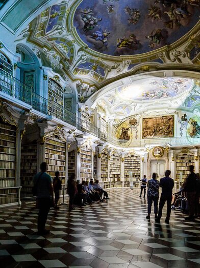 Klosterbibliothek bei Nacht I Gesäuse | © Benediktinerstift Admont | Thomas Sattler | © Benediktinerstift Admont